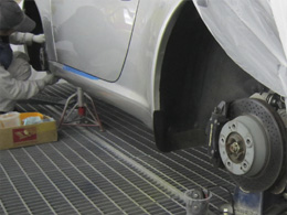 ブレーキキャリパー分解 2、ブレーキキャリパーを外します。