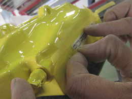 耐熱ステッカーをキャリパーに貼り付け 4、ブレーキキャリパーに耐熱ロゴステッカーを貼り付けます。