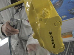 キャリパークリアー塗装 5、キャリパーにクリアーを塗装しロゴを保護。