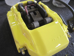 キャリパーにブレーキパット組み付け 6、ブレーキキャリパーにブレーキパットを組付けます。