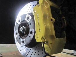 ブレーキキャリパー組み付け 7、ブレーキキャリパーをローターに組付けます。