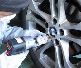 ホイールコーティング!ホイールの状態を確認します。